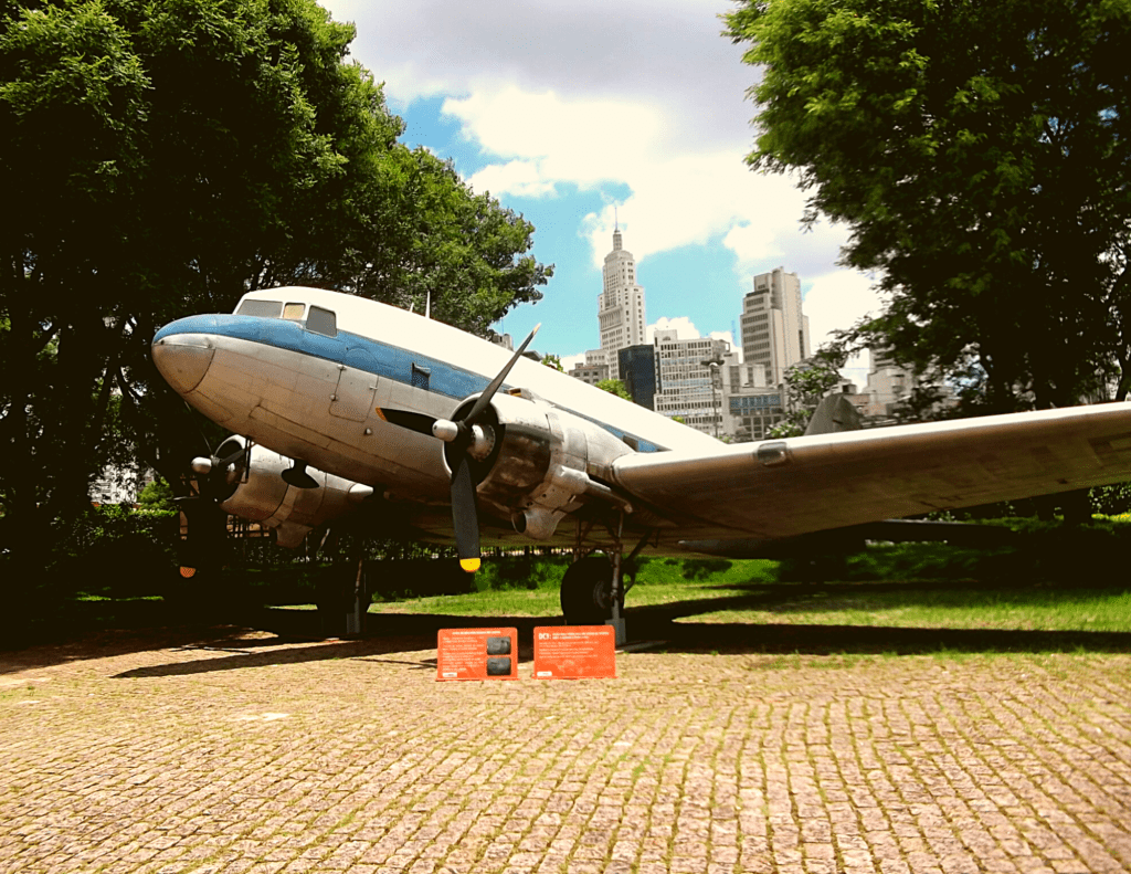 Avião no jardim do Museu Catavento.