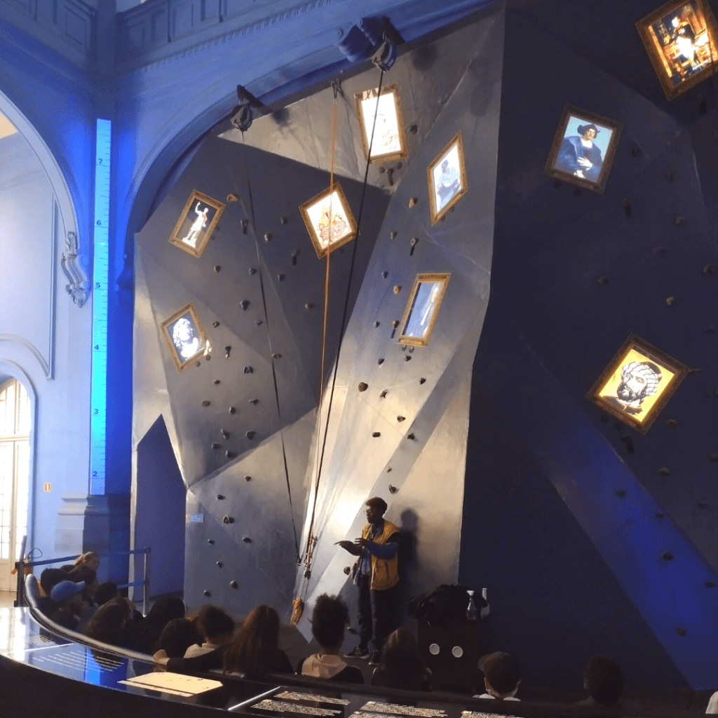 Parede de escalada do Museu Catavento.