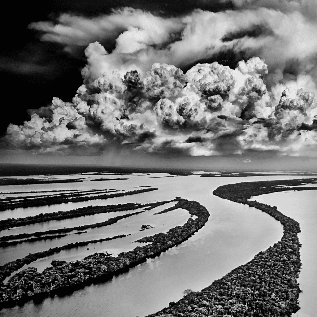 Rio na floresta Amazônica.