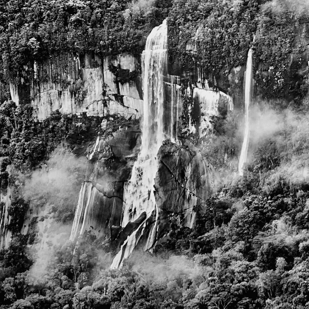 Cataratas na floresta Amazônica.