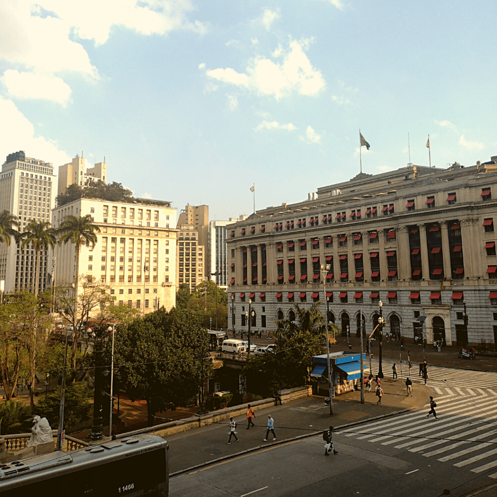 Shopping Light, construído no terreno onde antes ficava o Theatro São José. Vista da varanda do Theatro Municipal.