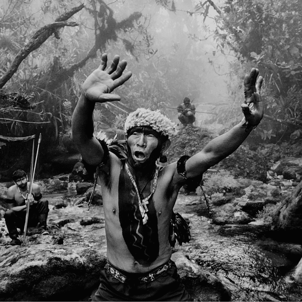 Índio em prece durante uma expedição com Sebastião Salgado.