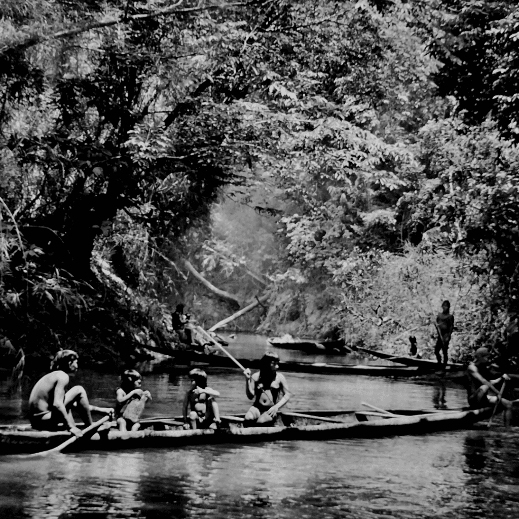 Índios na floresta Amazônica.