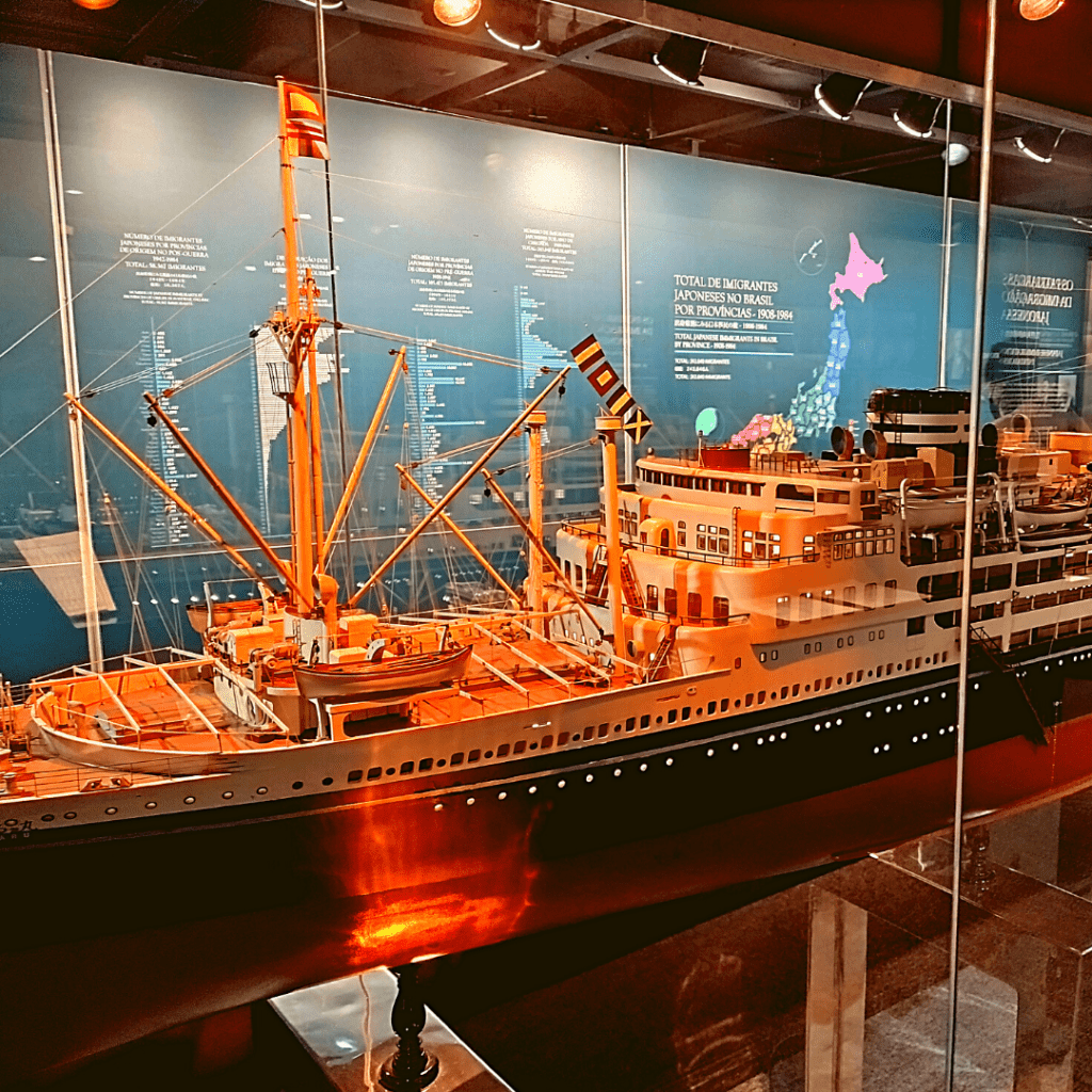 Maquete de navio imigrante japonês.