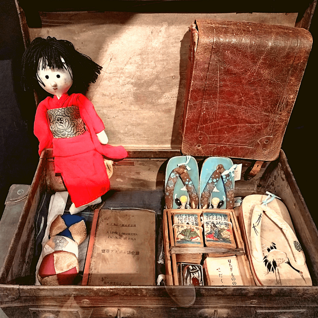 Objetos dentro de uma mala no Museu da Imigração Japonesa.