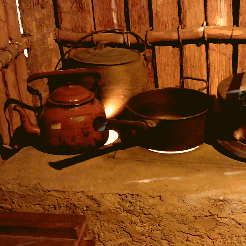 Por dentro da cabana do Imigrante no Museu da Imigração Japonesa.