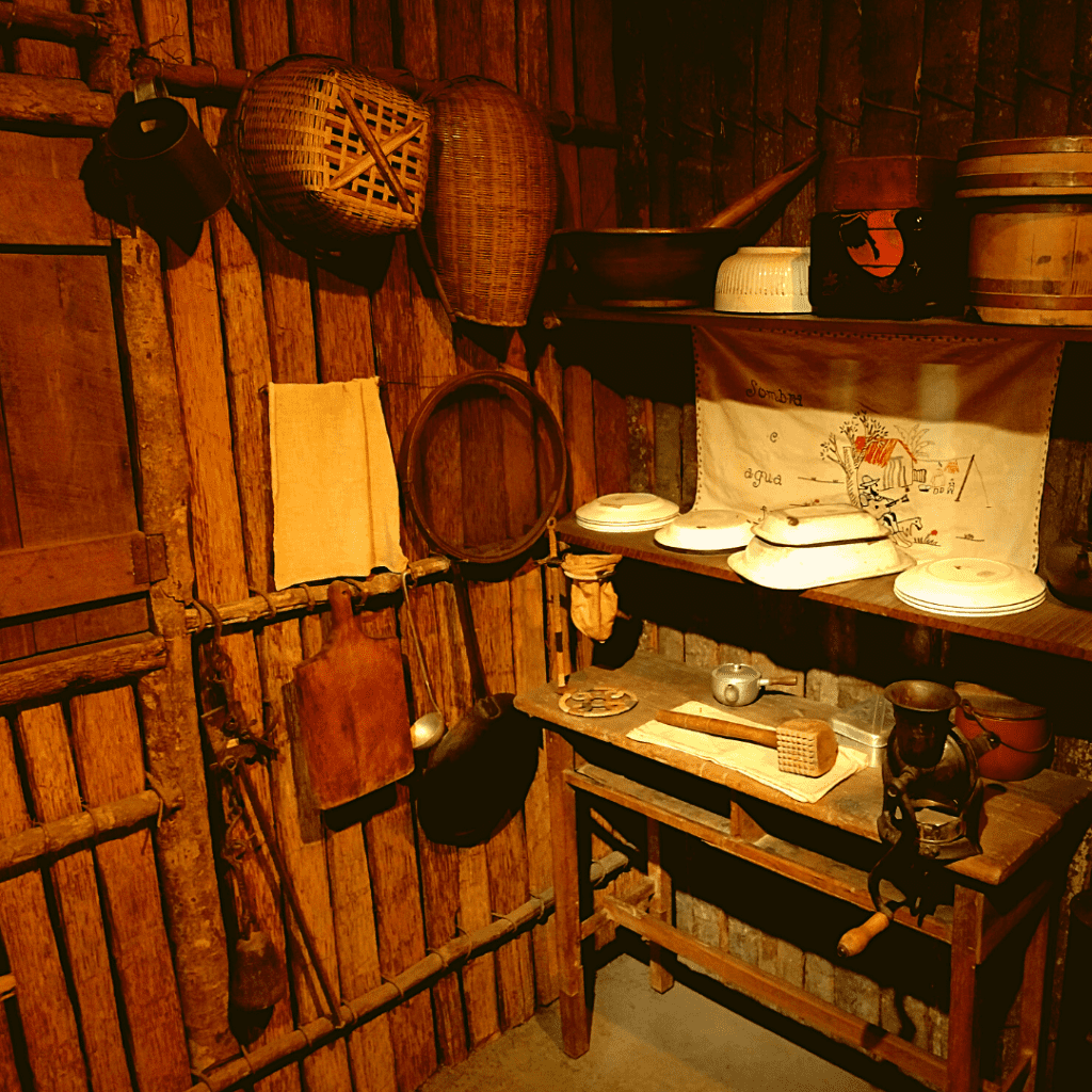 Por dentro da cabana do Imigrante no Museu da Imigração Japonesa.