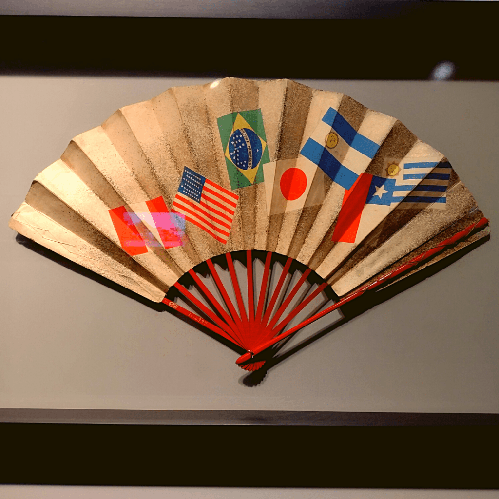 Leque comemorativo confeccionado por ocasião da Exposição Internacional do Centenário da Independência do Brasil.