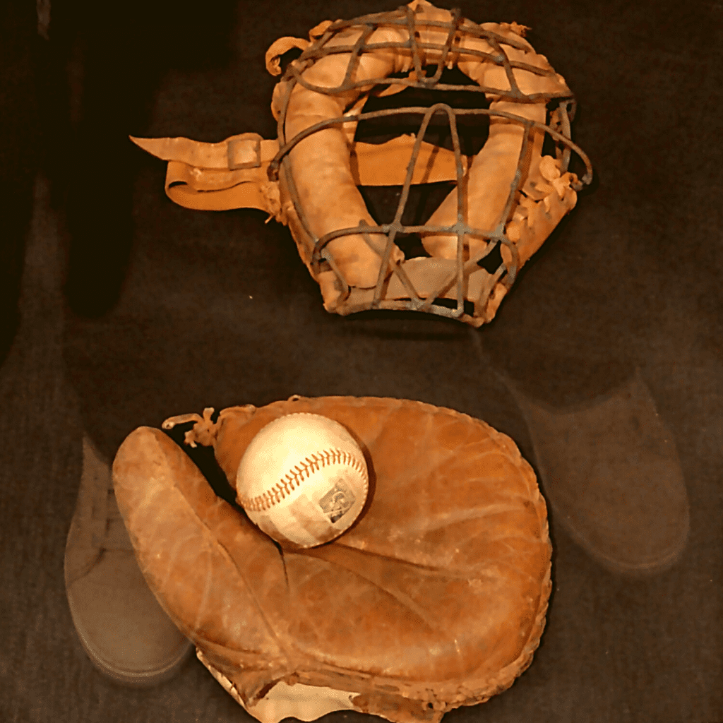 Luva e bola de beisebol.