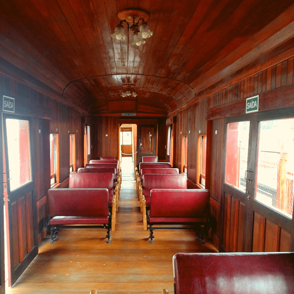 Parte interna do trem Maria Fumaça no Museu da Imigração.