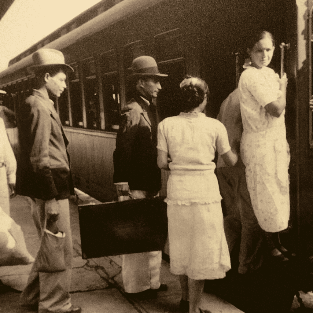 Imigrantes entrando no trem para irem embora para as fazendas de café. 