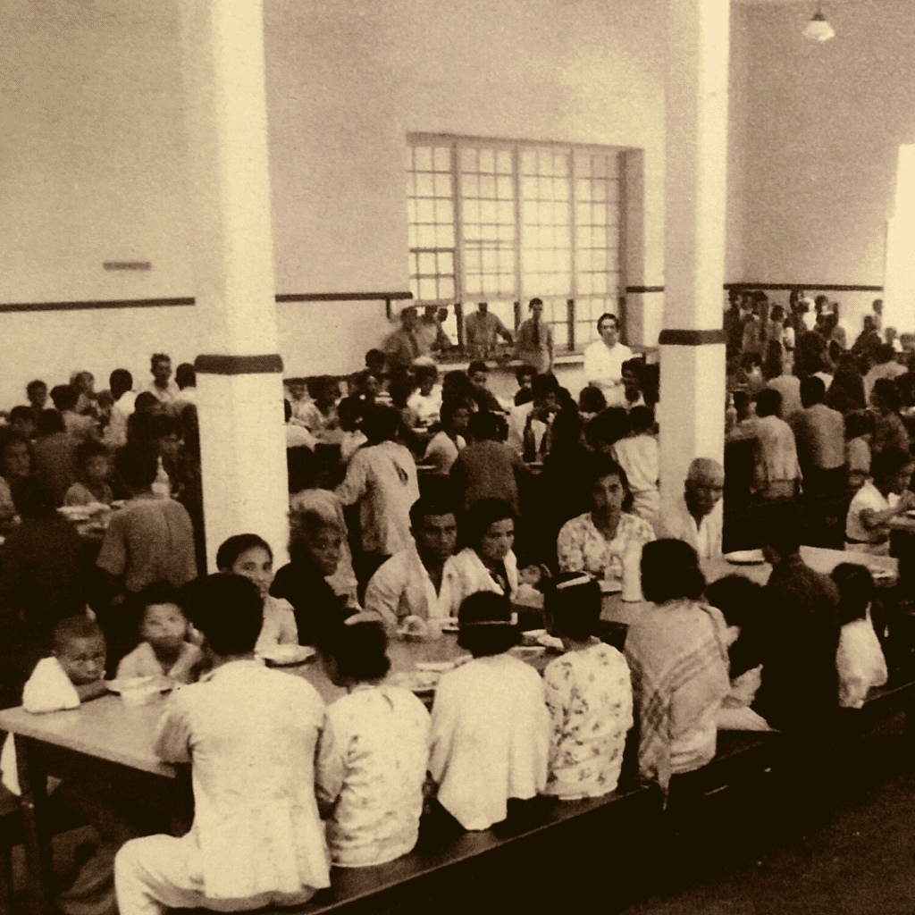 Foto antiga do refeitório da Hospedaria do Brás.