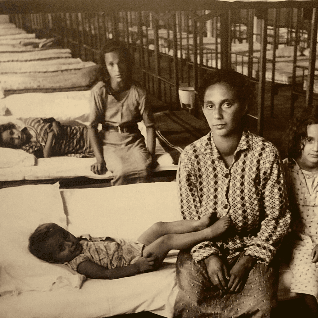 Foto antiga do dormitório da Hospedaria do Brás com os imigrantes.
