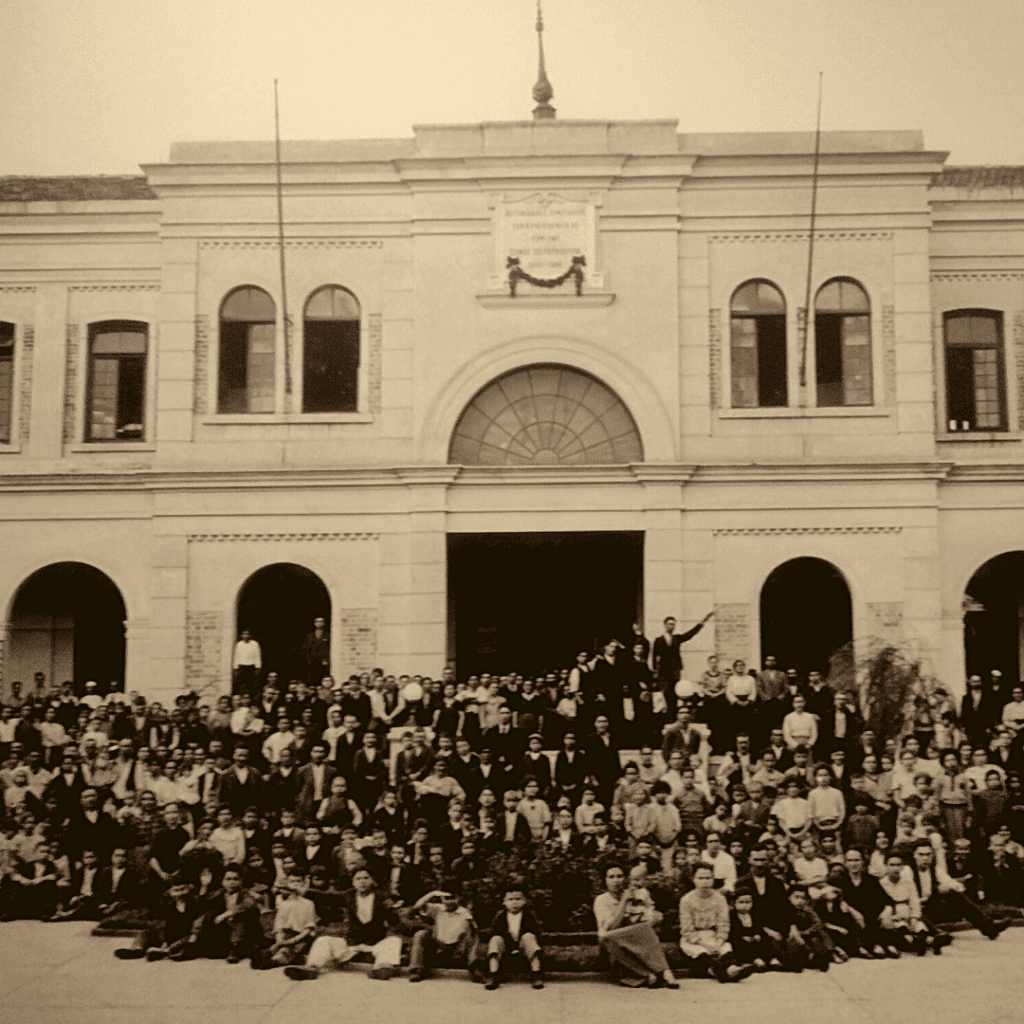 Foto antiga da fachada da Hospedaria do Brás com os imigrantes. 