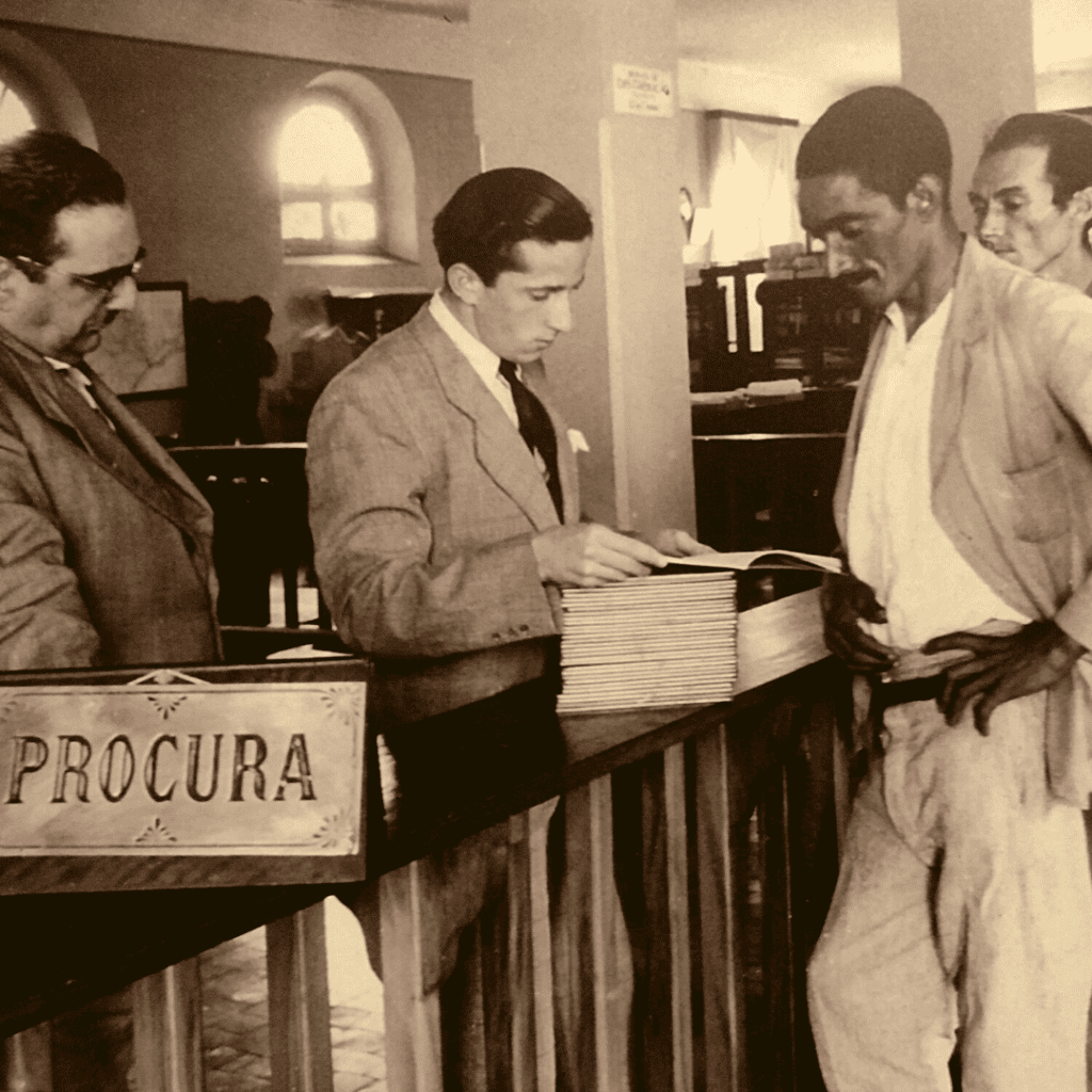 Foto antiga da sala de matrícula. 