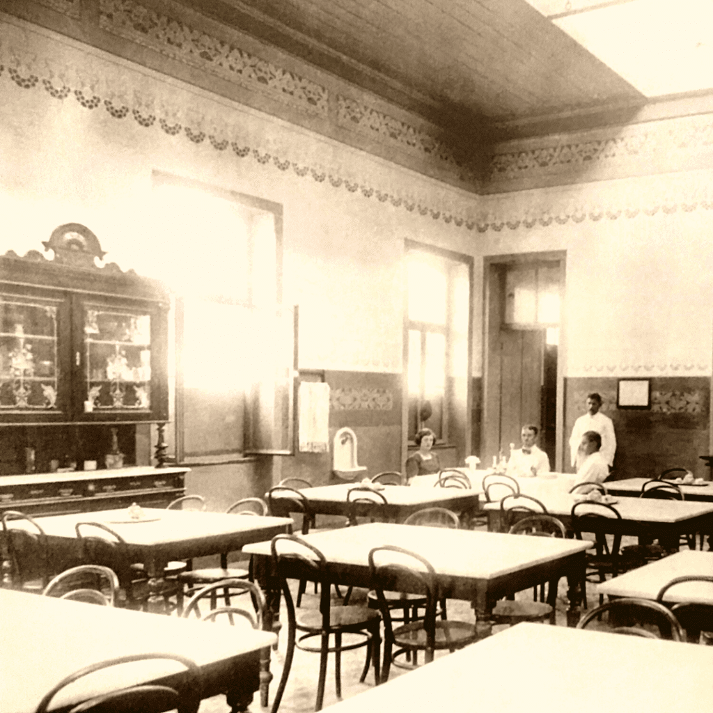 Foto antiga do refeitório da Hospedaria do Brás.