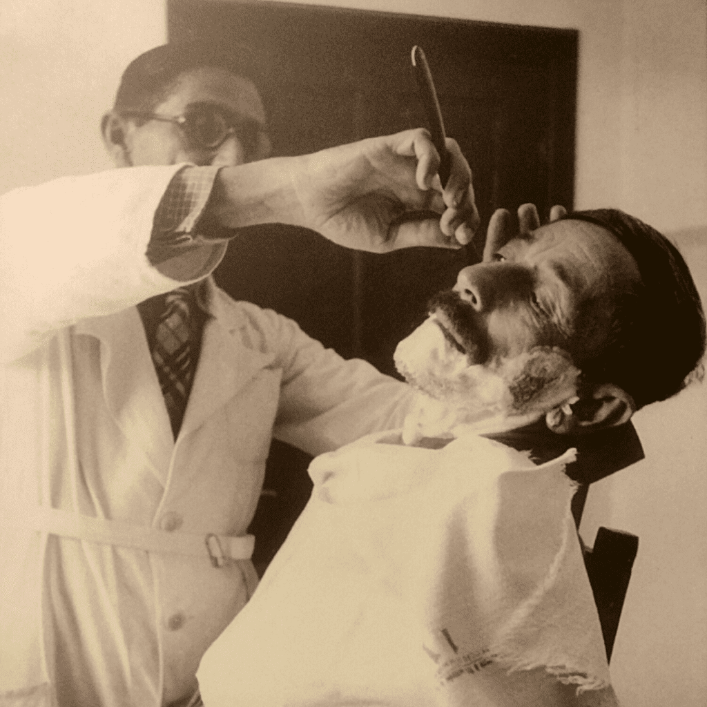 Foto antiga de barbeiro na Hospedaria do Brás.