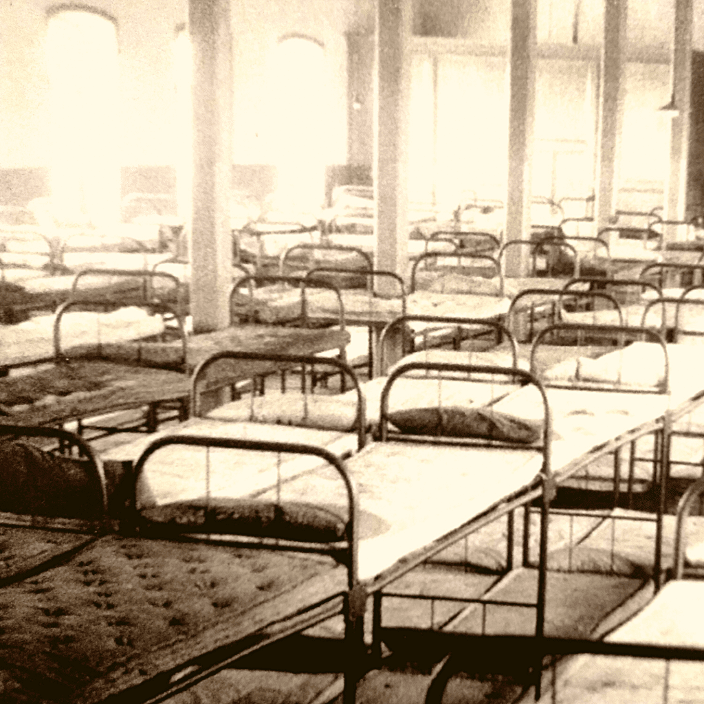 Foto antiga do dormitório da Hospedaria do Brás.