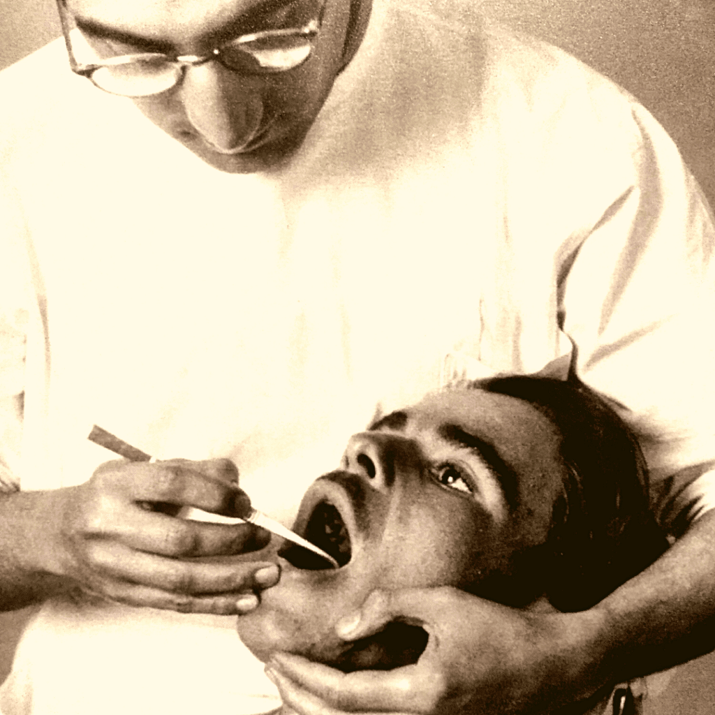 Foto antiga de dentista na Hospedaria do Brás.