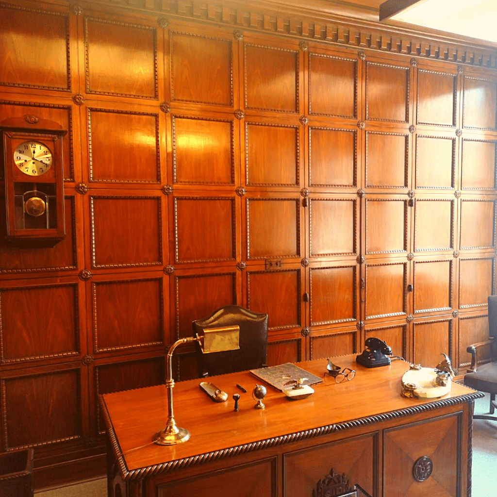 Mesa na sala do presidente no Farol Santander. 