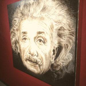 Pintura de Albert Einstein de Sergi Cadenas. Exposição no Farol Santander. 