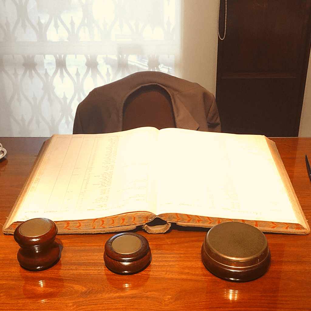 Mesa com o livro de dívidas dos correntistas. Farol Santander.