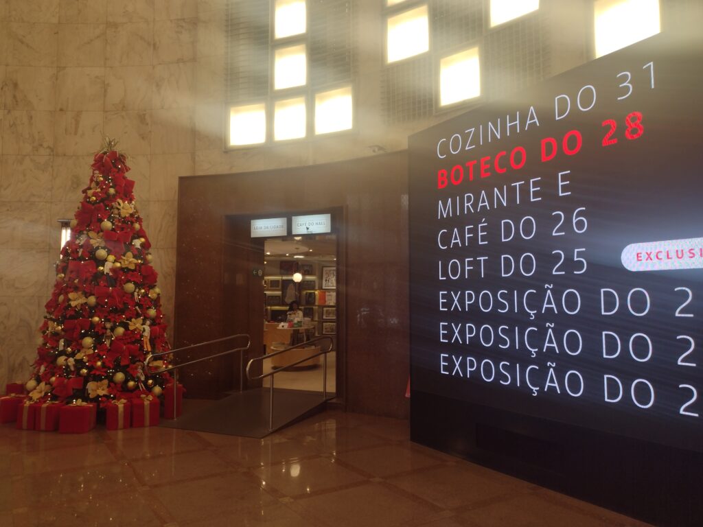 Hall de entrada do Farol Santander.