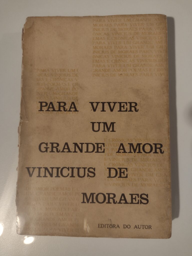 Livro na exposição Vinicius de Moraes “Por toda a minha vida” no Farol Santander.