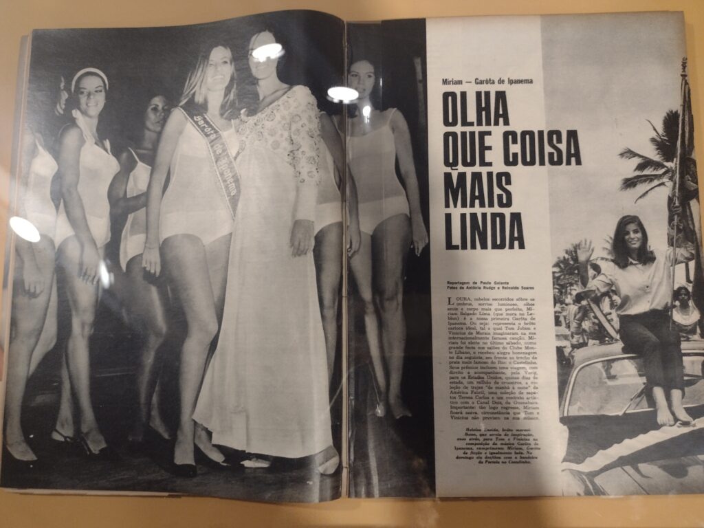 Revista sobre a Garota de Ipanema na exposição Vinicius de Moraes “Por toda a minha vida” no Farol Santander.
