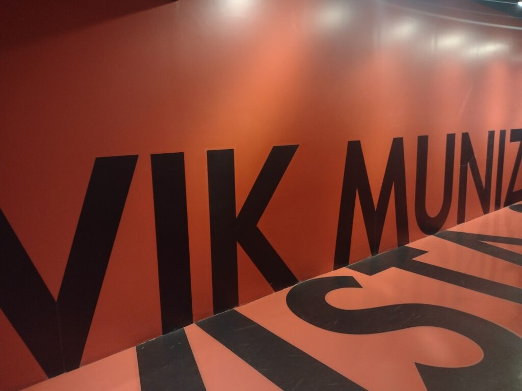 Entrada da exposição de Vik Muniz no Farol Santander. 