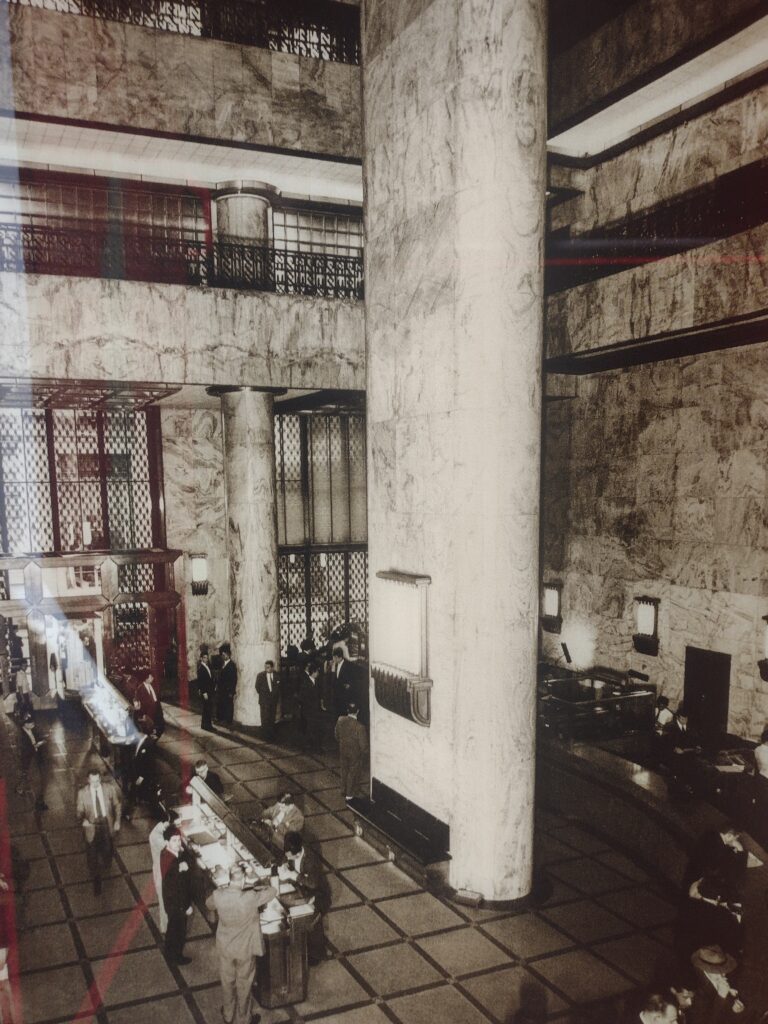 Hall de entrada do Banco do Estado de São Paulo.