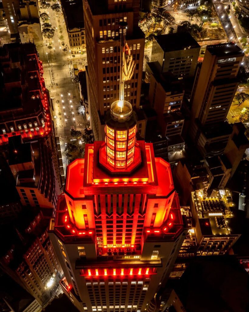 Farol Santander à noite, vista do drone do fotógrafo Dimas Adalberto.