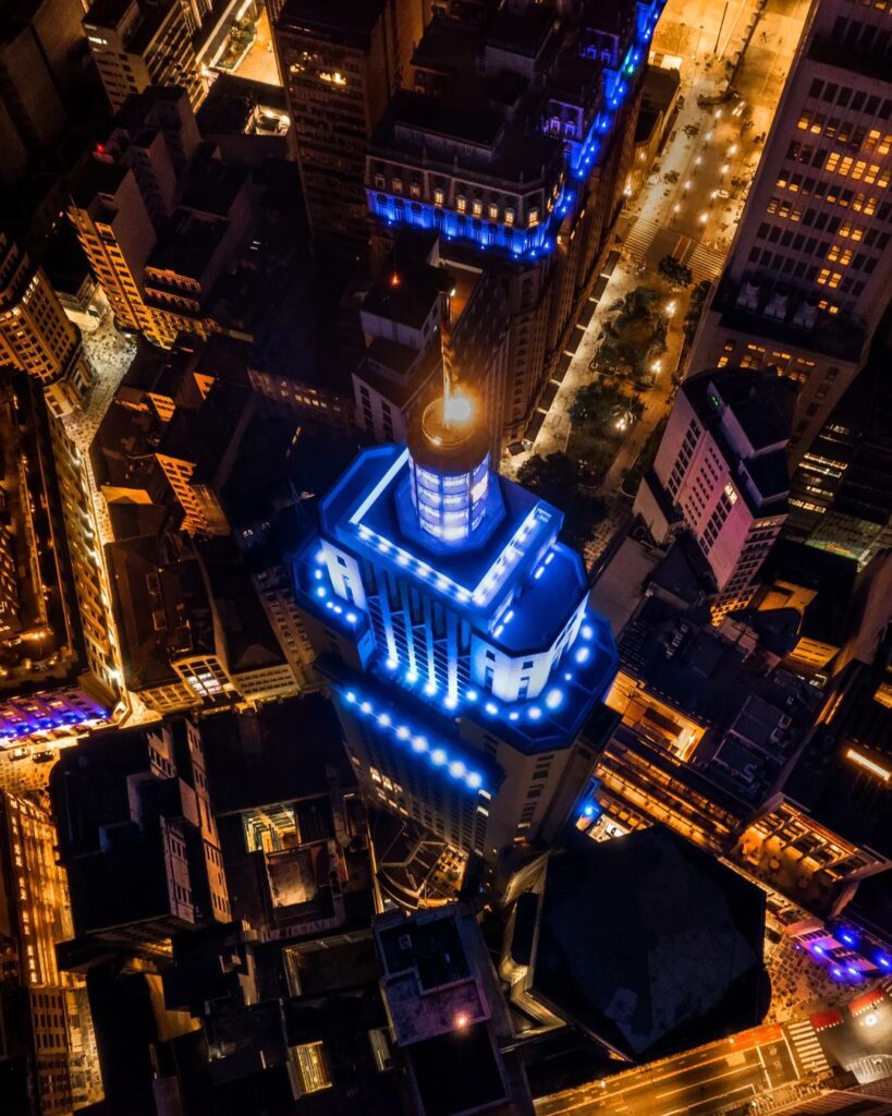 Farol Santander à noite, vista do drone do fotógrafo Dimas Adalberto.