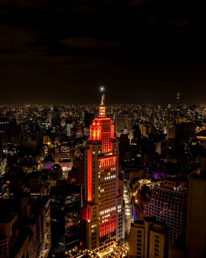 Farol Santander à noite, vista do drone do fotógrafo Dimas Adalberto.