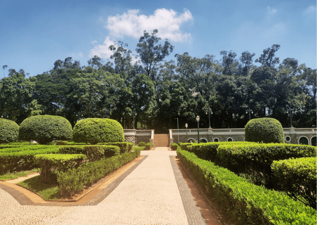 Corredor no jardim do Museu Paulista