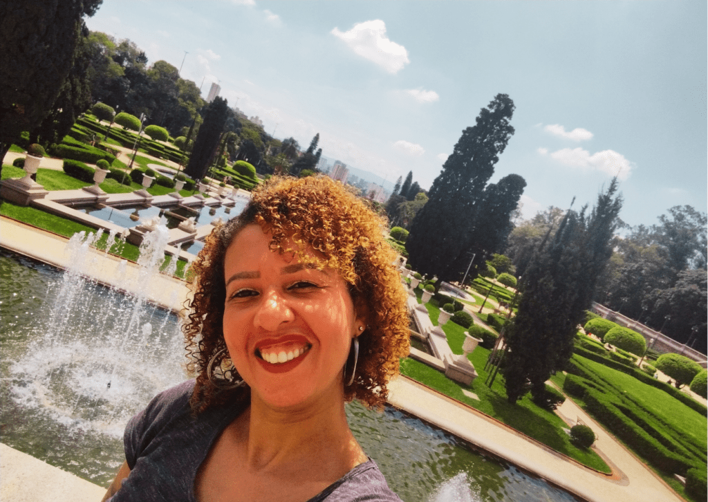 Eu, no jardim do Museu Paulista