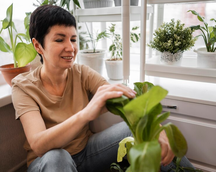 mulher cuidando de plantas